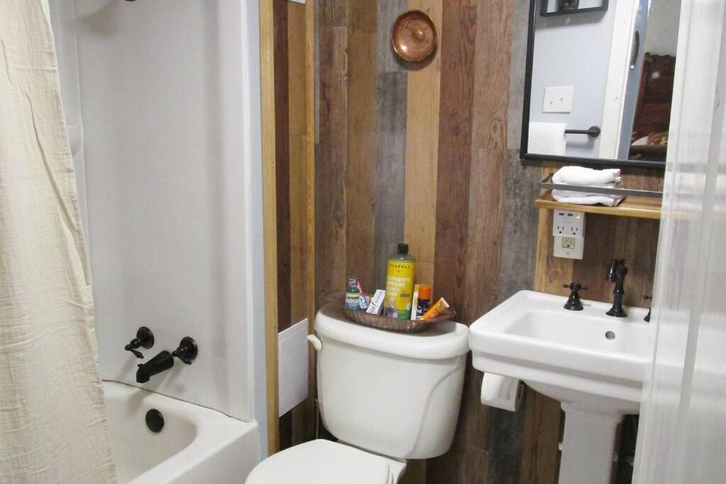 Апартаменты Boho-Chic Retreat - Unit 3 Блумингтон Экстерьер фото